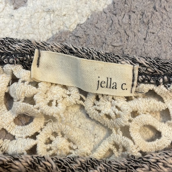 Jella C. Size M Cropped front Sweater. Open back with white lace. - Picture 3 of 4